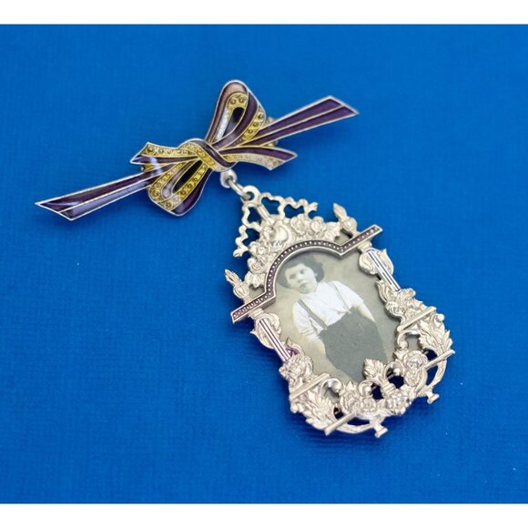 Vintage Cameo Silver Tone Ribbon Bow Tie Elegant Brooch D10 - Picture 1 of 2